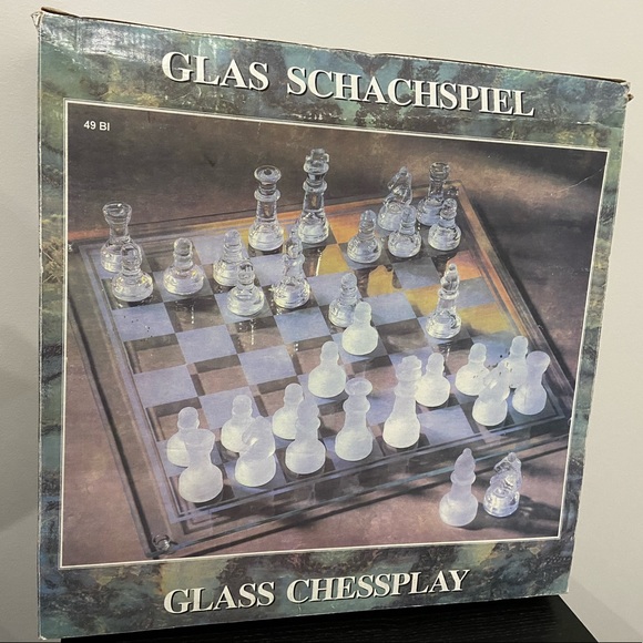 Elegant glass chess set - Picture 4 of 5